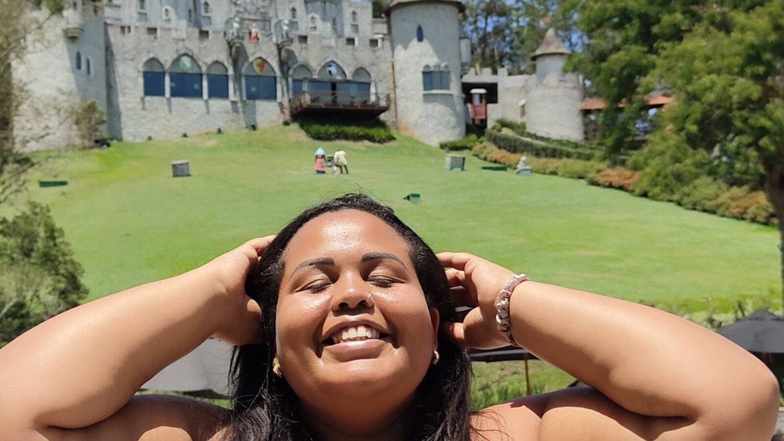 Le Canton Teresópolis: ¿vale la pena? Experiencia real + cupón 1 Piscina do Village Le Canton em Teresópolis com castelo medieval ao fundo