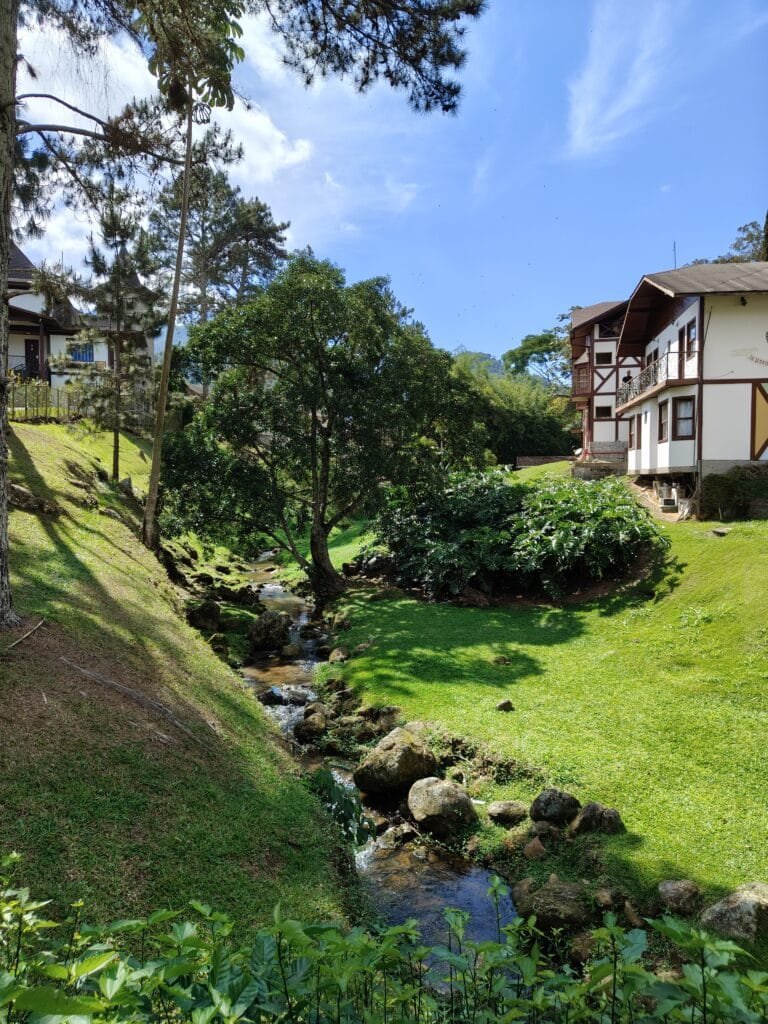 natureza e riacho dentro do resort Village Le Canton