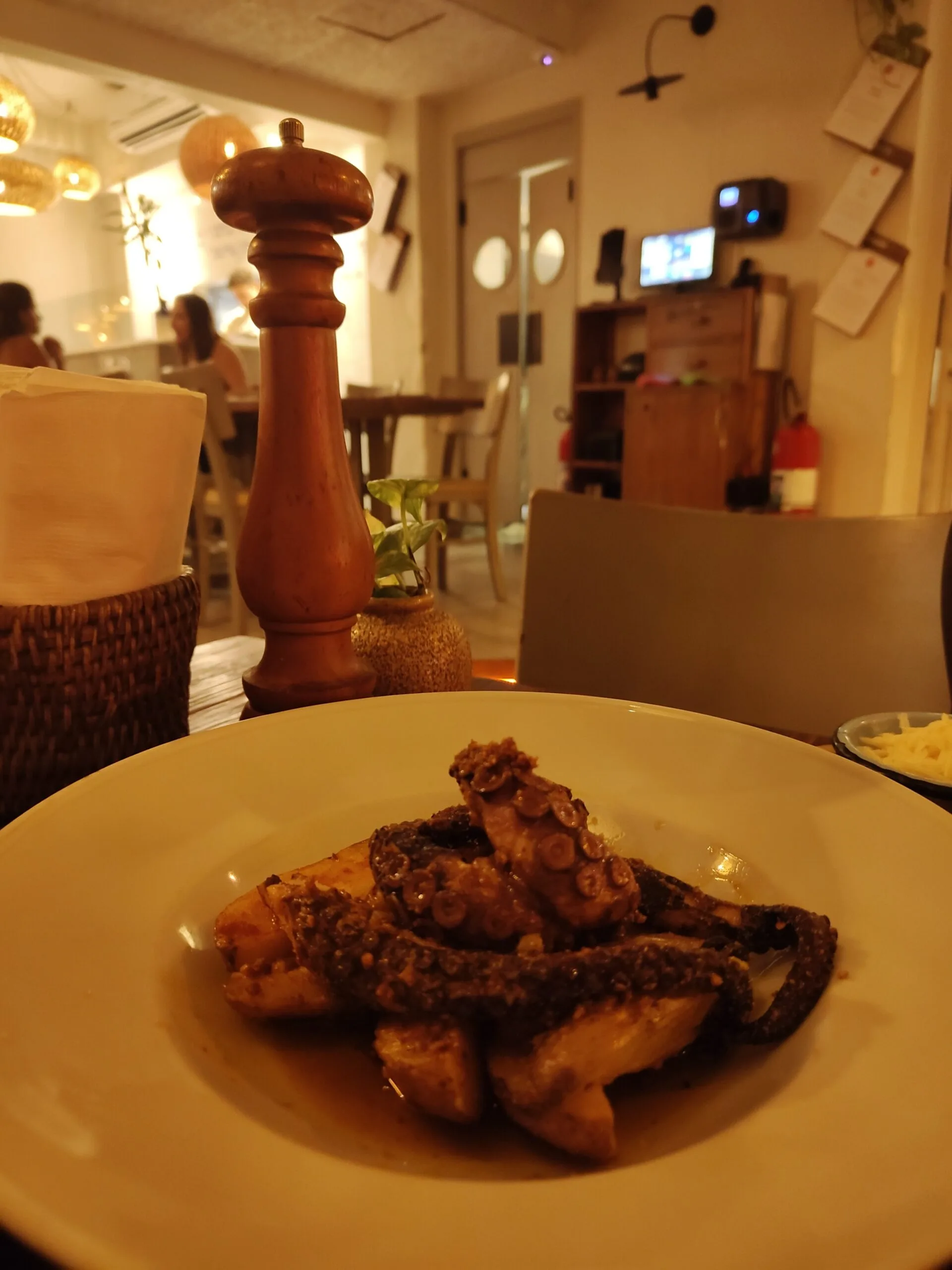 polvo grelhado com batatas rústicas no Proa Cozinha Bar