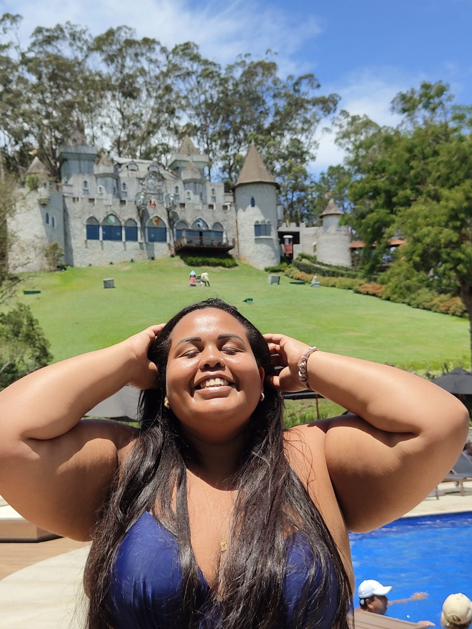 piscina do Village Le Canton em Teresópolis com castelo medieval ao fundo