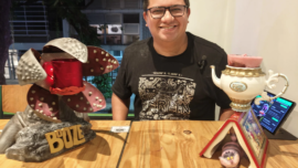 Cliente no Booze Bar Ipanema aproveitando drinks autorais em um ambiente criativo e descontraído no Rio de Janeiro