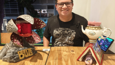 Cliente no Booze Bar Ipanema aproveitando drinks autorais em um ambiente criativo e descontraído no Rio de Janeiro