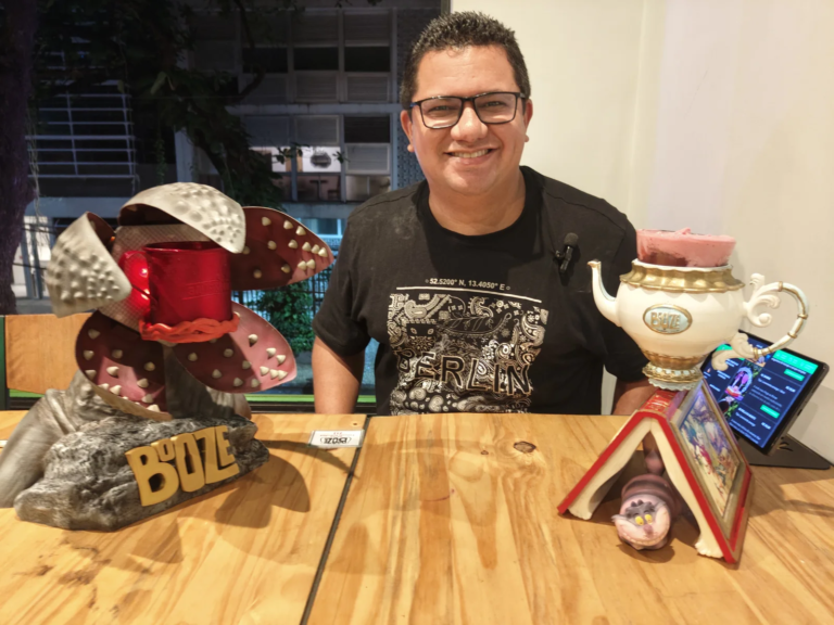 Booze Bar Ipanema: drinks autorais, gastronomia criativa e uma experiência imperdível no Rio de Janeiro 1 Cliente no Booze Bar Ipanema aproveitando drinks autorais em um ambiente criativo e descontraído no Rio de Janeiro