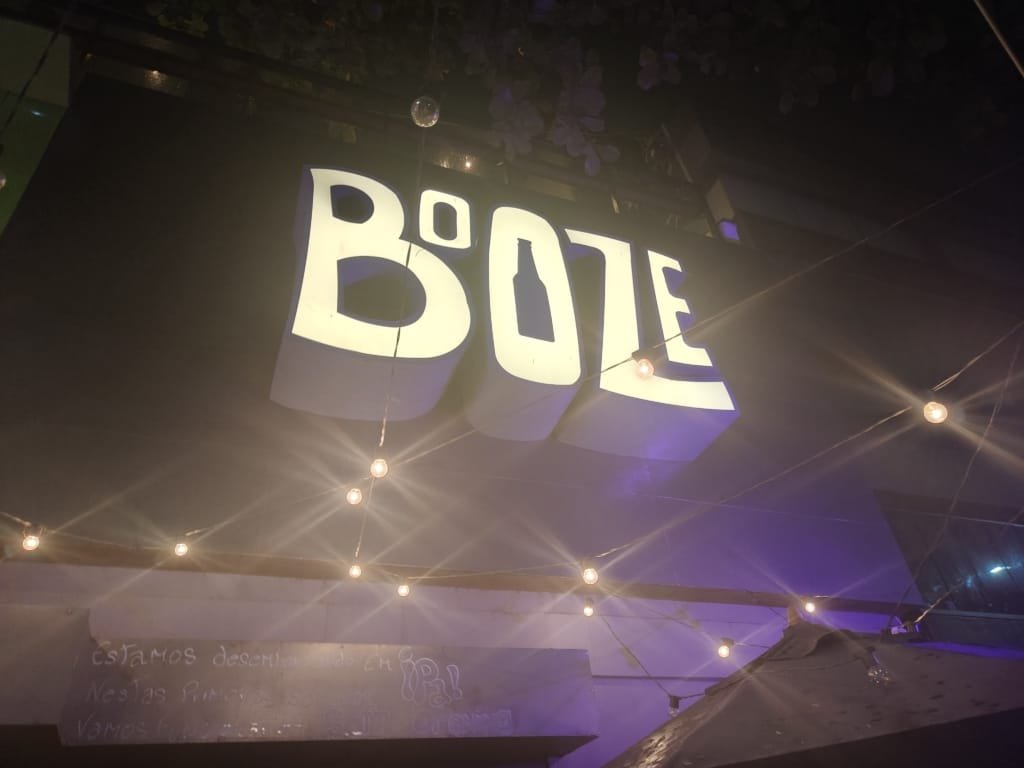 Booze Bar Ipanema: drinks autorais, gastronomia criativa e uma experiência imperdível no Rio de Janeiro 2 Fachada noturna do Booze Bar Ipanema, bar com coquetelaria autoral no Rio de Janeiro