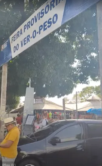 Entrada da Feira do Ver-o-Peso em Belém do Pará com placa de identificação do mercado