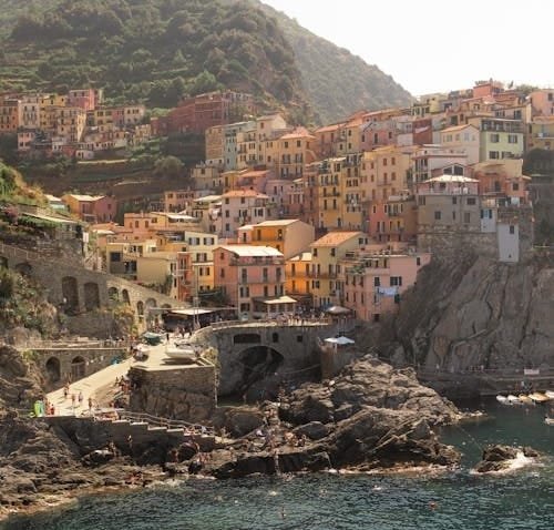 free photo of vista panoramica da colorida vila no topo do penhasco de cinque terre