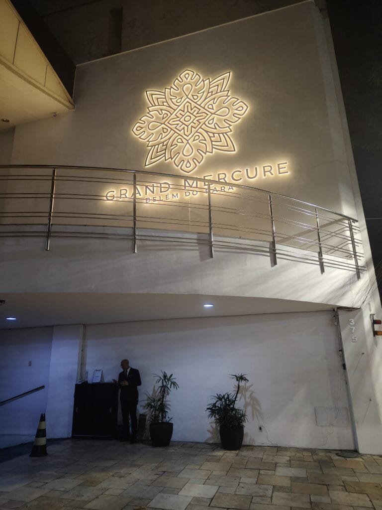 Grand Mercure Belém: Nossa Experiência em um Hotel de Luxo na Amazônia 9 Fachada do hotel Grand Mercure Belém iluminada à noite no Pará