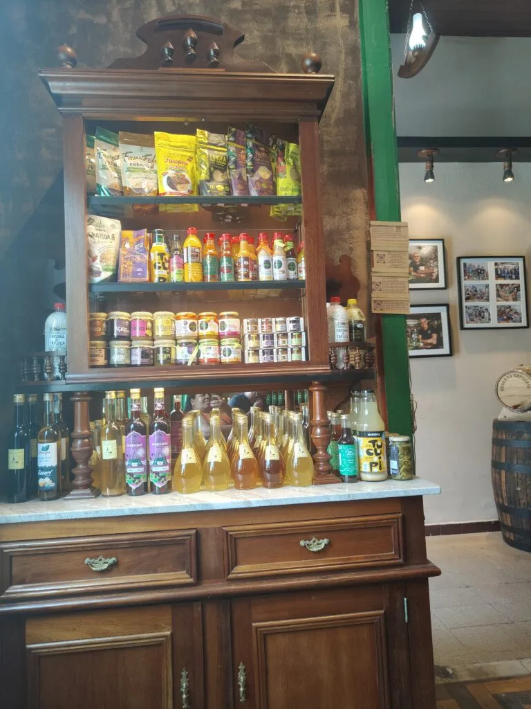 Meu Garoto Cachaçaria in Belém: history, jambu cachaça, and full experience 5 Interior da Cachaçaria Meu Garoto em Belém com produtos amazônicos e cachaças