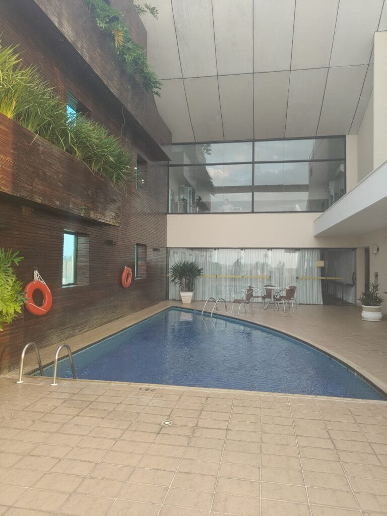 Piscina do hotel Grand Mercure Belém área de lazer