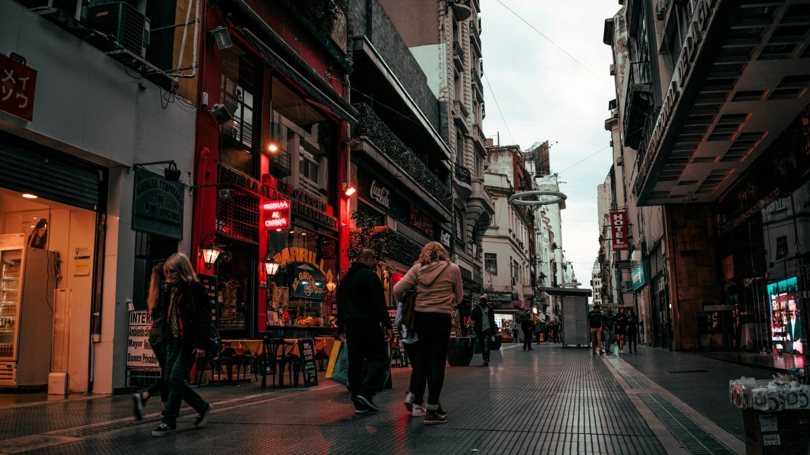 Vista panorâmica de Buenos Aires destacando atrações acessíveis e dicas econômicas.