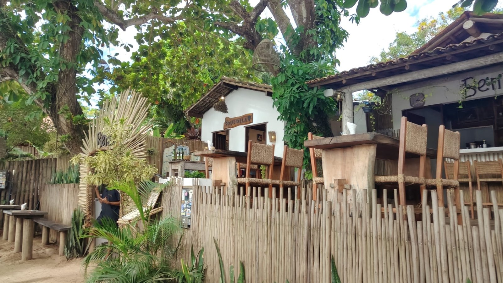 vila rústica de Caraíva Bahia com praias e ruas de areia