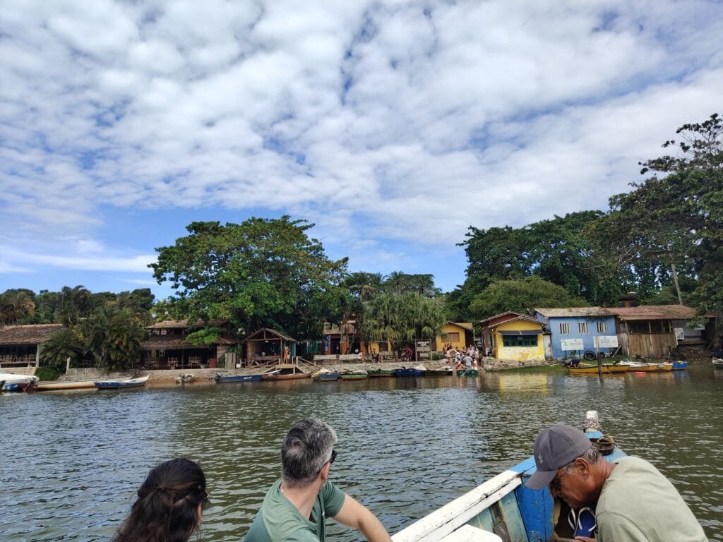 Ponto dos canoeiros no Rio Caraíva onde ocorre travessia para a vila