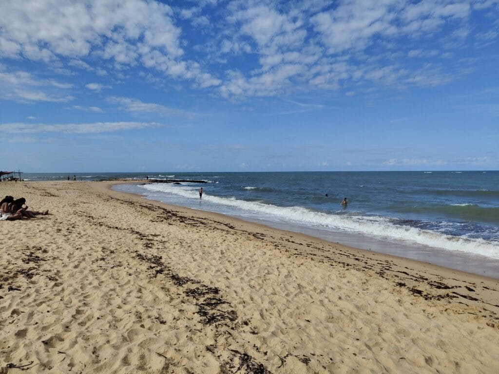 Praia de Caraíva no litoral sul da Bahia com areia clara e mar azul