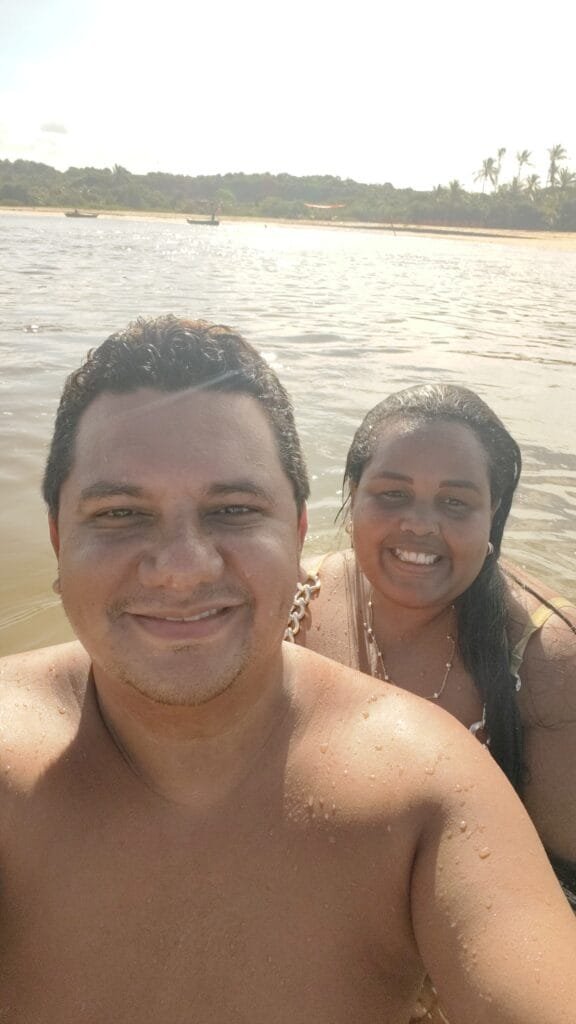 Casal aproveitando banho no Rio Caraíva próximo ao encontro com o mar em Caraíva Bahia