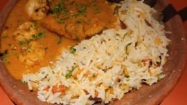 Prato Patota de Cosme servido no Yayá Comidaria com acarajé, vatapá e caruru em 202