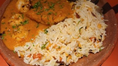 Prato Patota de Cosme servido no Yayá Comidaria com acarajé, vatapá e caruru em 202