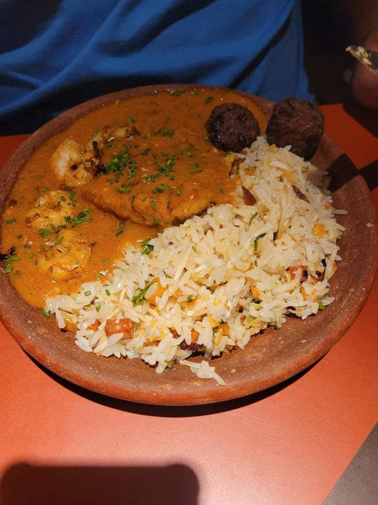 Prato Patota de Cosme servido no Yayá Comidaria com acarajé, vatapá e caruru em 202