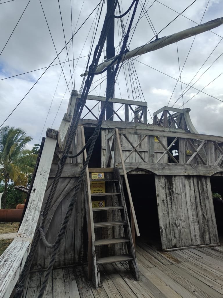Memorial da Epopéia do Descobrimento: História Viva + 10 Razões para Visitar 2 Interior da réplica da Nau Capitânia com detalhes das velas e instrumentos de navegação portugueses
