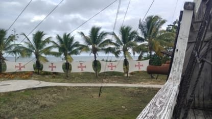 Vista aérea do Memorial da Epopéia do Descobrimento com a réplica da nau e áreas verdes ao redor