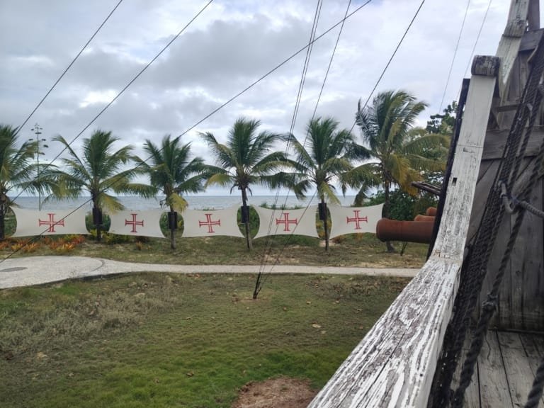 Memorial da Epopéia do Descobrimento: História Viva + 10 Razões para Visitar 10 Vista aérea do Memorial da Epopéia do Descobrimento com a réplica da nau e áreas verdes ao redor