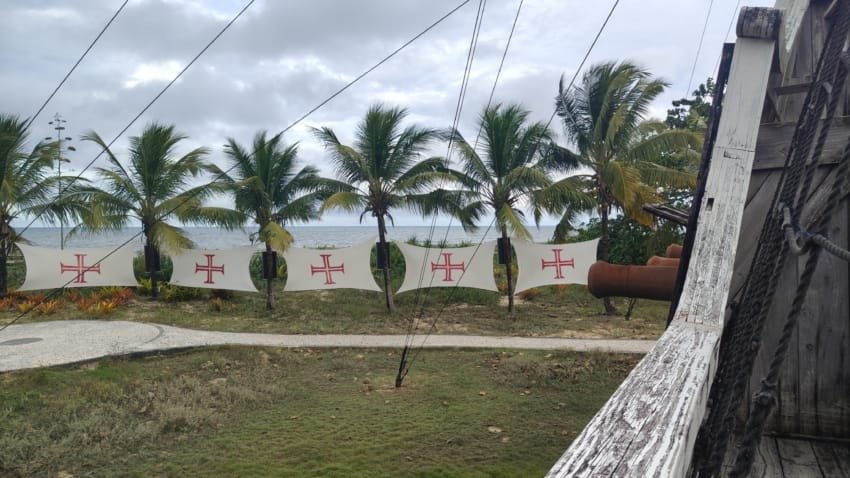 Memorial da Epopéia do Descobrimento: História Viva + 10 Razões para Visitar 1 Vista aérea do Memorial da Epopéia do Descobrimento com a réplica da nau e áreas verdes ao redor