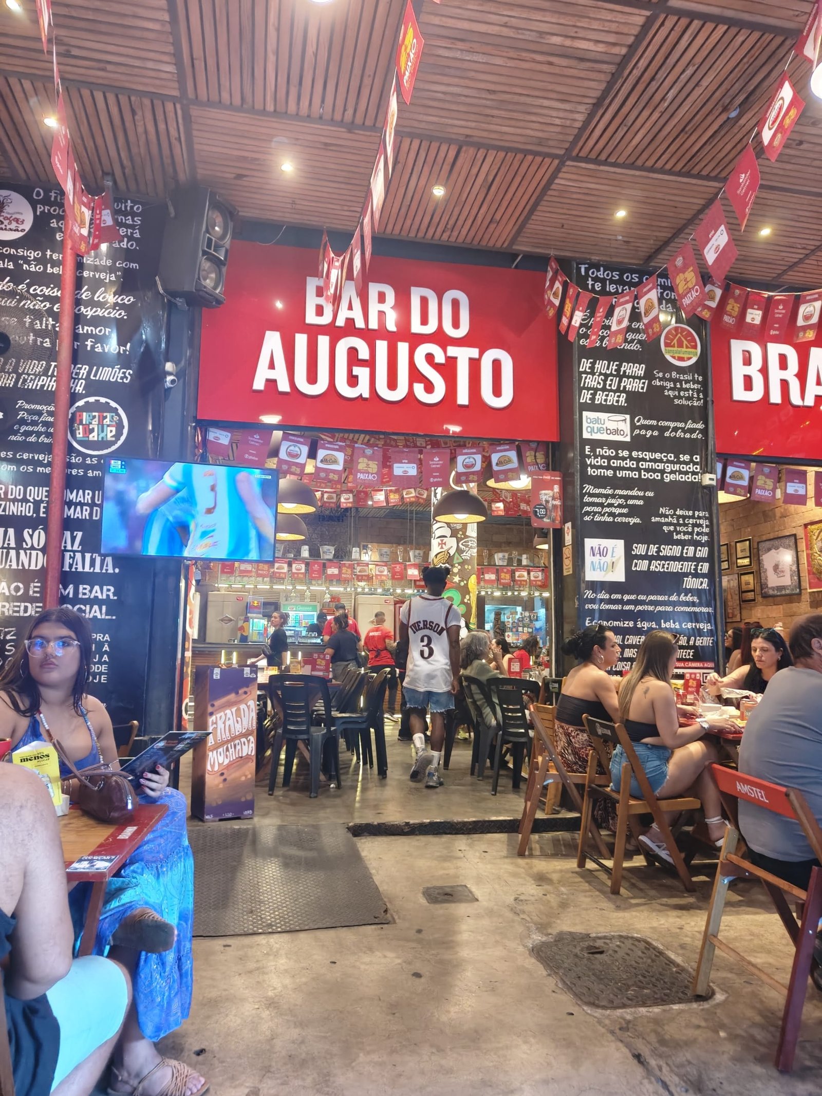 Bar do Augusto na Lapa RJ com petiscos e ambiente boêmio