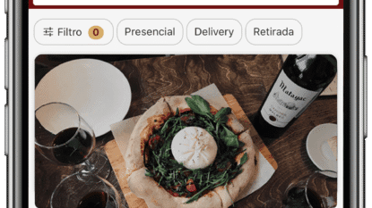 Imagem ilustrando dois pratos principais em um restaurante parceiro do Duo Gourmet, simbolizando o benefício de “compre 1 e leve outro grátis” com o aplicativo.