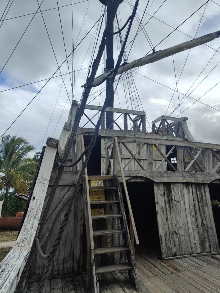 Memorial da Epopeia do Descobrimento em Porto Seguro: guia completo da atração histórica 3 Bandeira histórica com a Cruz de Cristo, símbolo presente nas velas das caravelas portuguesas durante as grandes navegações. A peça faz parte da exposição do Memorial da Epopéia do Descobrimento, em Porto Seguro, Bahia.