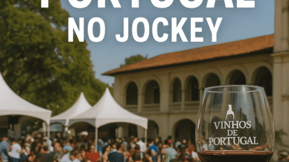 Taça de vinho e ao fundo o evento vinhos de Portugal no Jockey Rio de janeiro