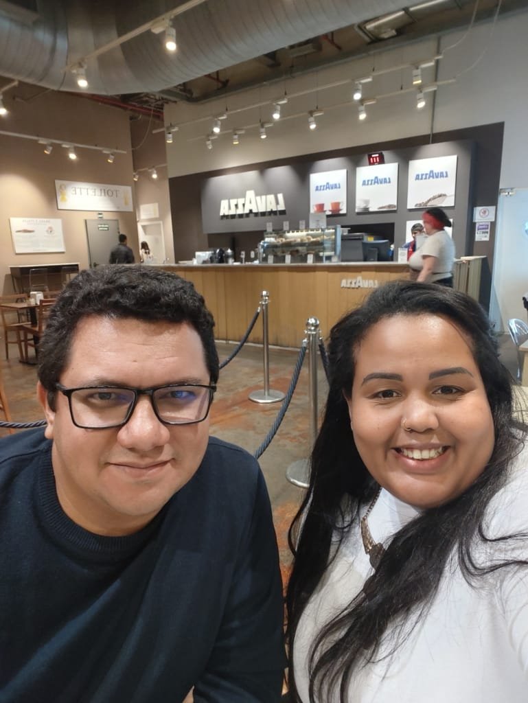 Eataly em São Paulo: Descubra as 7 Verdades Sobre o Espaço Gastronômico Mais Polêmico da Cidade 3 Casal sorridente aproveitando o café no Lavazza dentro do Eataly São Paulo em ambiente moderno e iluminado