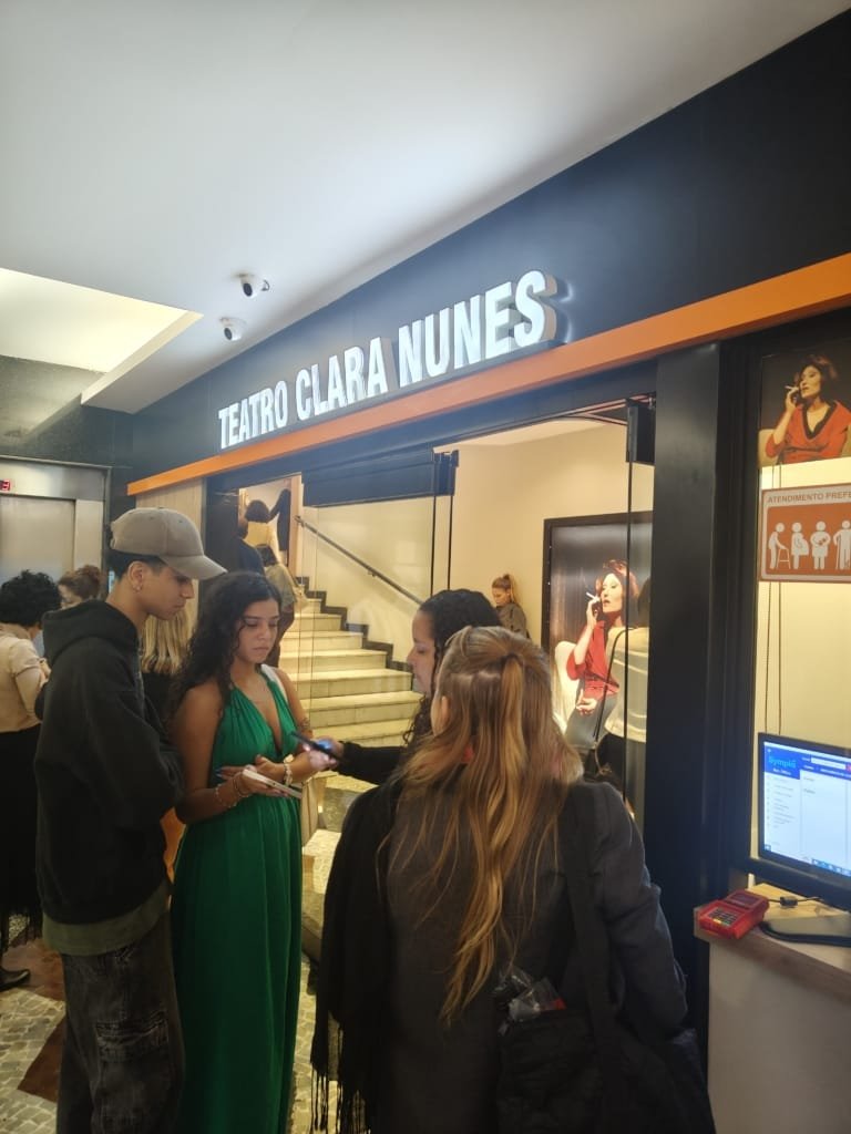 Fachada iluminada do Teatro Clara Nunes com público na entrada, localizado no Shopping da Gávea, no Rio de Janeiro