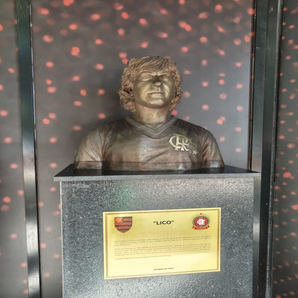 Busto de bronze do jogador Lico, com placa explicativa sobre sua trajetória no Flamengo, no espaço de ídolos do museu