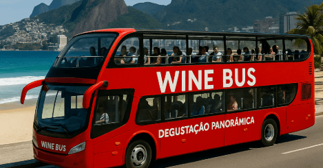 Ônibus vermelho de dois andares chamado Wine Bus estacionado à beira-mar, com turistas participando de uma degustação panorâmica de vinhos, tendo ao fundo as praias e montanhas do Rio de Janeiro, incluindo o Morro Dois Irmãos.