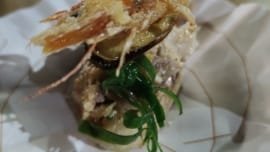 Pintxo elaborado com camarão, mexilhão e ervas frescas, finalizado com um toque crocante