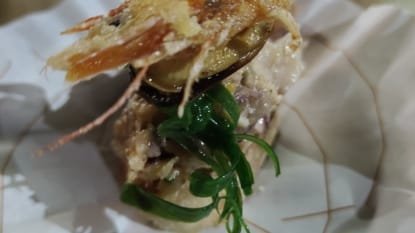 Pintxo elaborado com camarão, mexilhão e ervas frescas, finalizado com um toque crocante