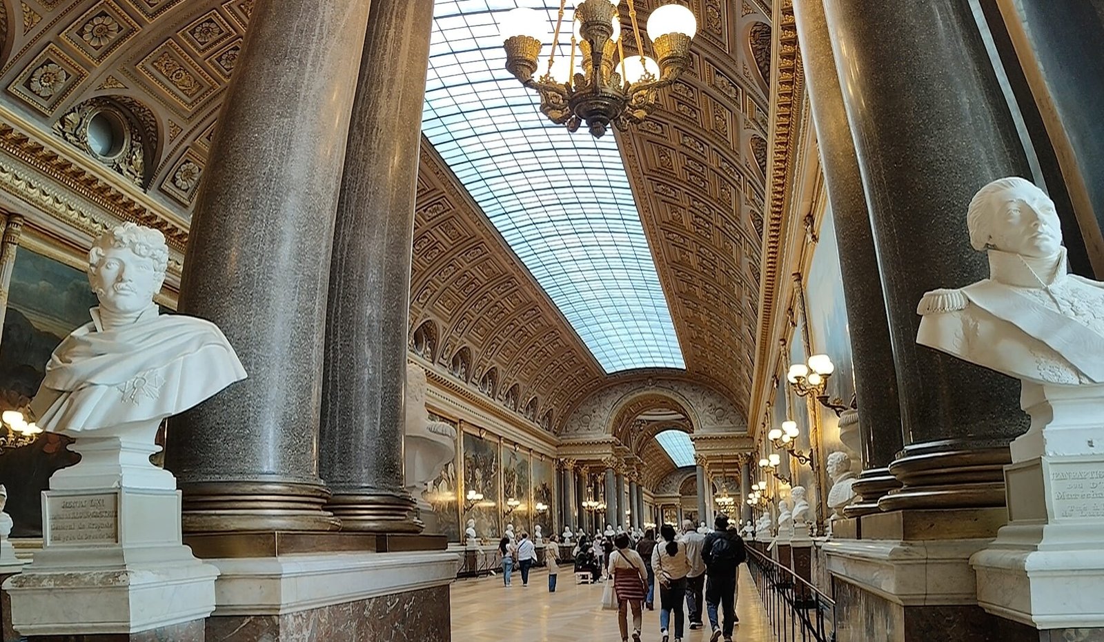 Roteiro de 11 Dias pela Europa, Vista do Castelo de Versalhes durante a viagem da Europa