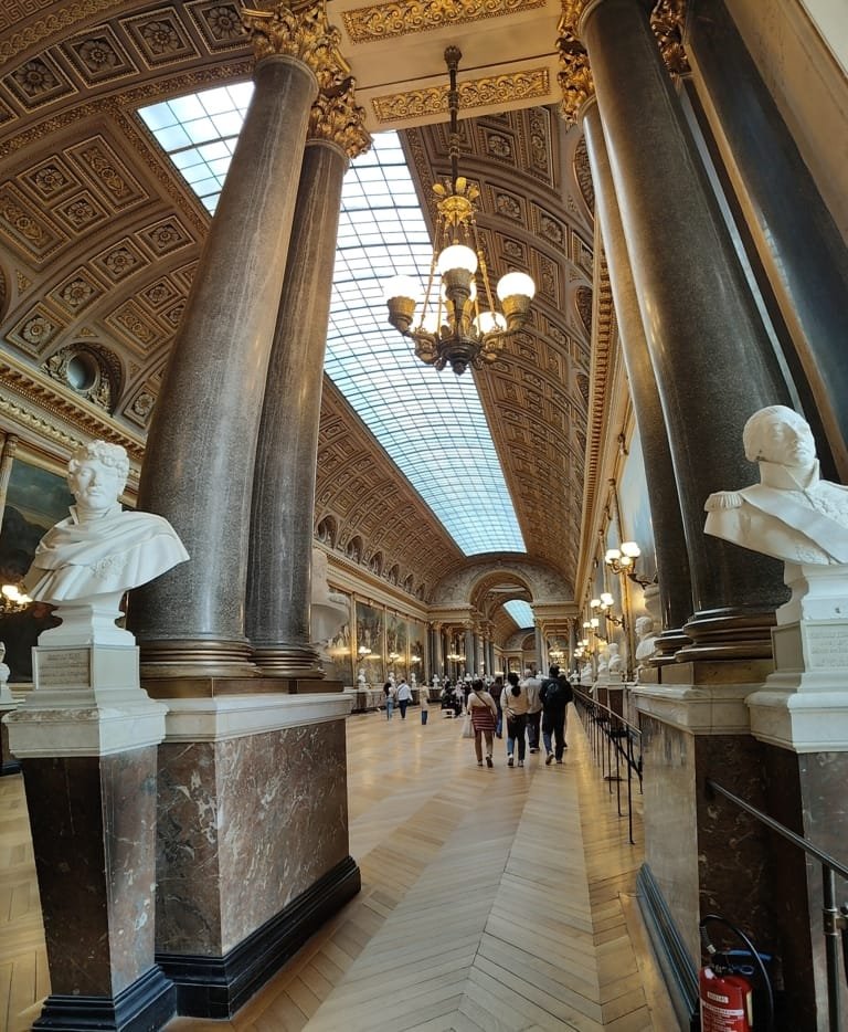 🌍 Eurotrip dos Sonhos: Nosso Roteiro de 11 Dias pela Europa 2025 3 Roteiro de 11 Dias pela Europa, Vista do Castelo de Versalhes durante a viagem da Europa