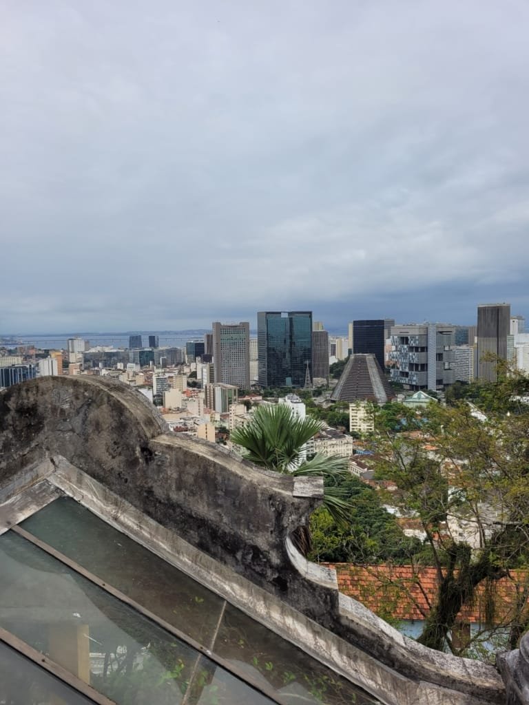 Vista panorâmica do centro do Rio de Janeiro a partir do Parque das Ruínas, em Santa Teresa, um dos passeios fora do óbvio mais charmosos da cidade.