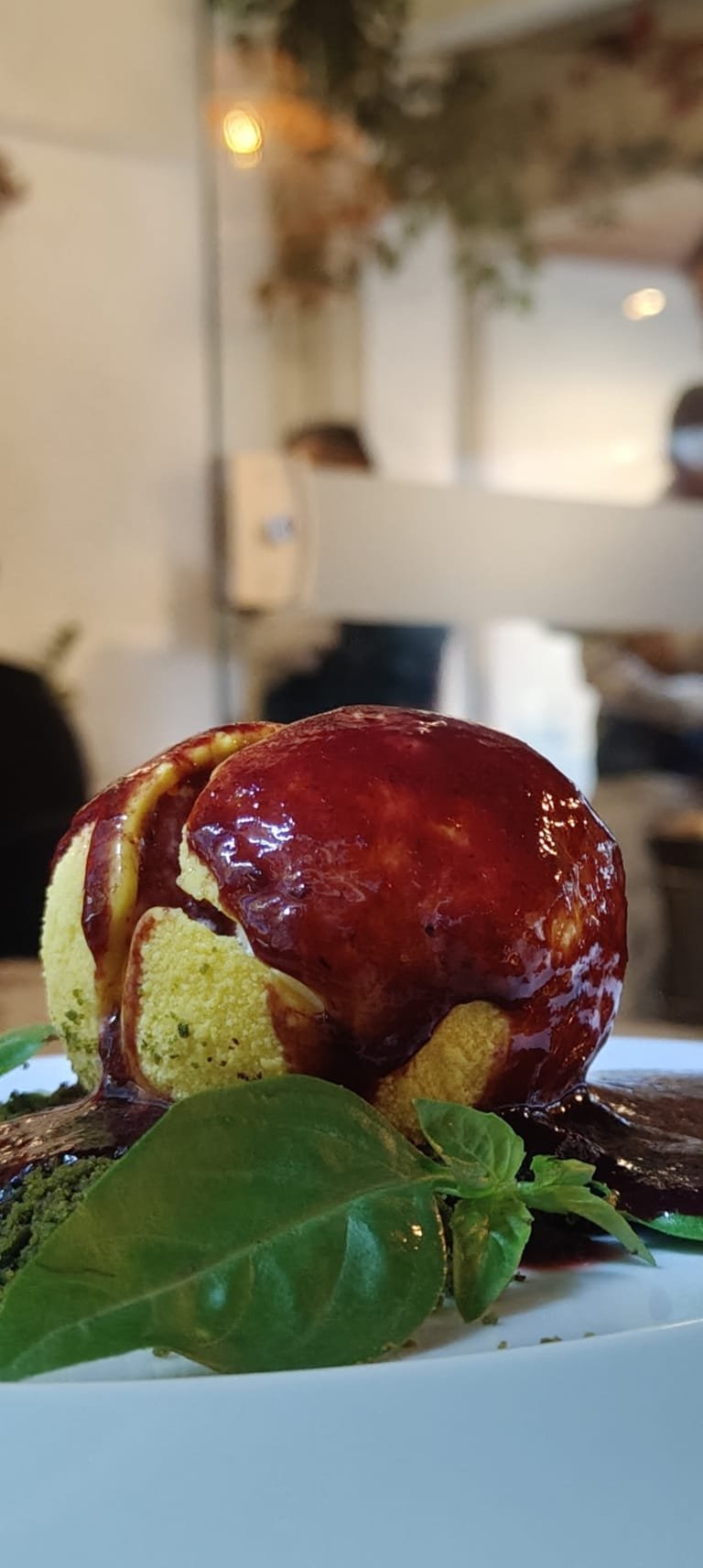 Sobremesa Limone do restaurante Da Marino, em Ipanema, com calda cítrica e folhas frescas
