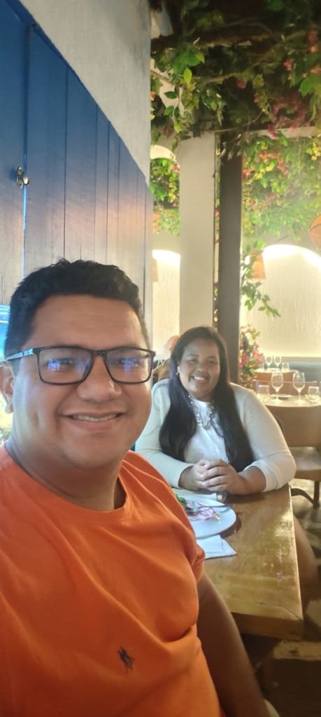 Casal jantando no Da Marino, em Ipanema, com decoração mediterrânea e janelas azuis.