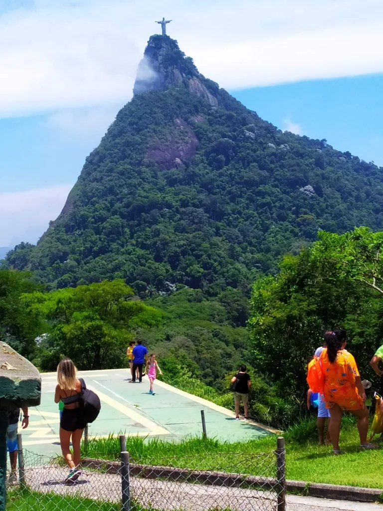 🌴 Passeios fora do óbvio no Rio de Janeiro: 7 experiências incríveis para sair do roteiro comum (2026) 9 Vista do Mirante Dona Marta com o Cristo Redentor ao fundo, um dos passeios fora do óbvio no Rio de Janeiro que oferece paisagem incrível da cidade.