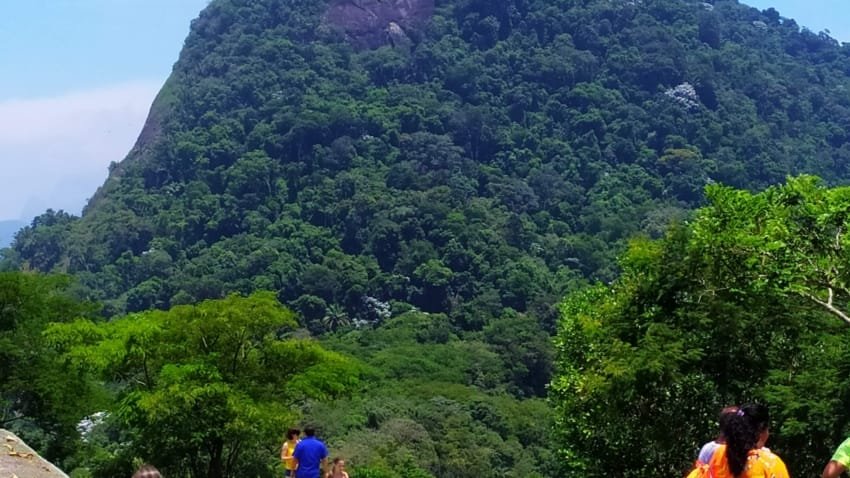 Vista do Mirante Dona Marta com o Cristo Redentor ao fundo, um dos passeios fora do óbvio no Rio de Janeiro que oferece paisagem incrível da cidade.