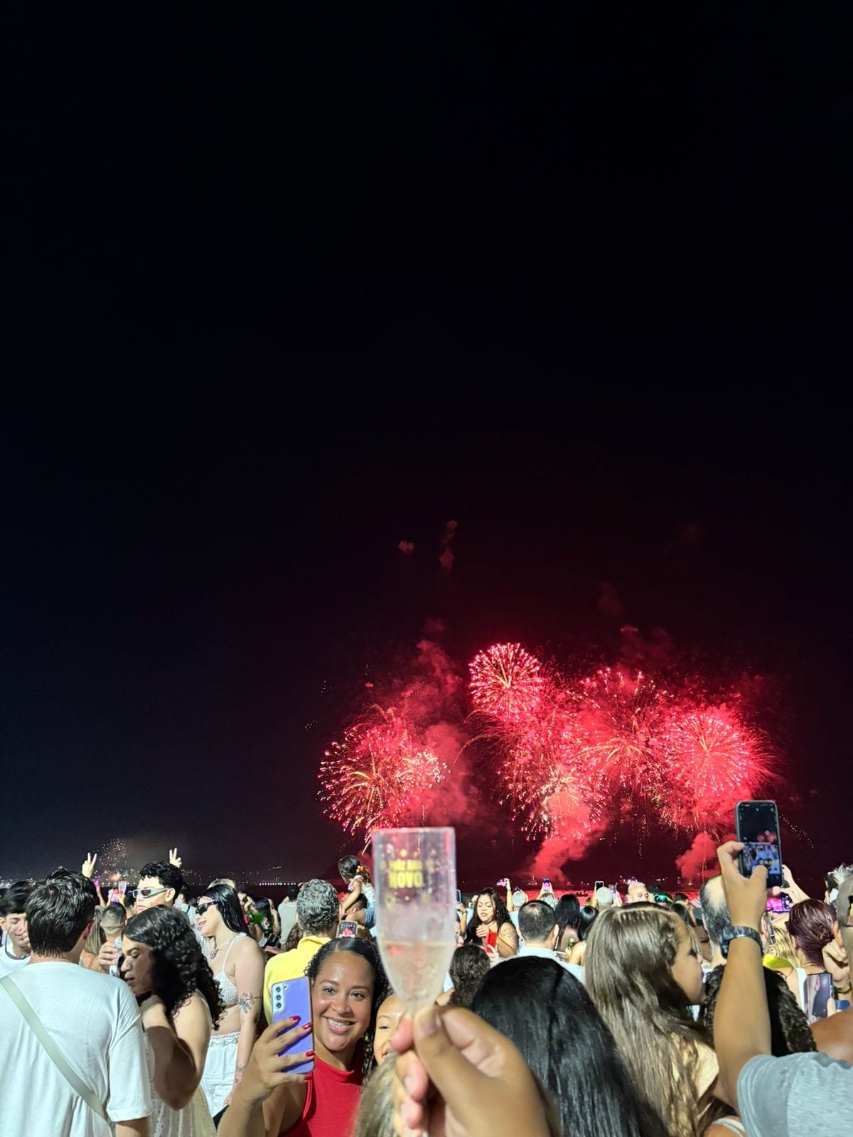 Réveillon no Rio de Janeiro com queima de fogos em Copacabana e multidão celebrando a virada do ano