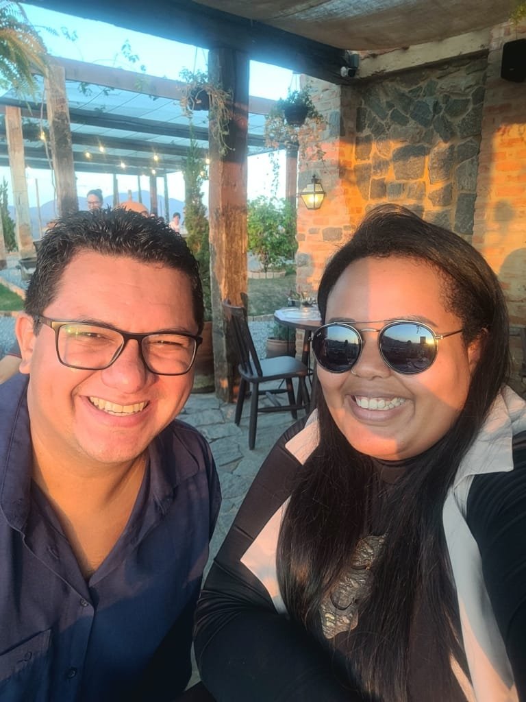 Experiência gastronômica na Borgo del Vino em Areal com clientes aproveitando o ambiente intimista e o clima acolhedor do restaurante