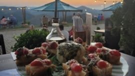 Entrada servida na Borgo del Vino em Areal com apresentação cuidadosa, ingredientes italianos e vista para o pôr do sol na serra