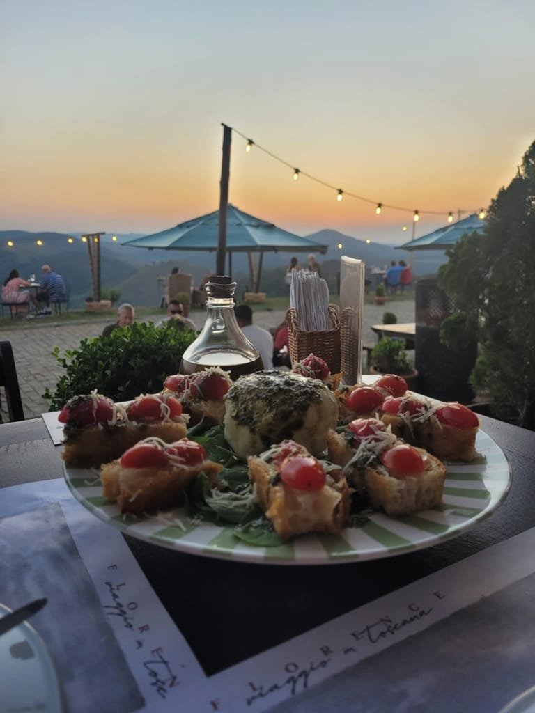 Borgo del Vino em Areal: o que mudou, o que continua igual e o que você precisa saber agora 3 Entrada servida na Borgo del Vino em Areal com apresentação cuidadosa, ingredientes italianos e vista para o pôr do sol na serra