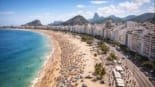 Rio de Janeiro ensolarado em feriado de 2026 com turistas aproveitando a praia de Copacabana.