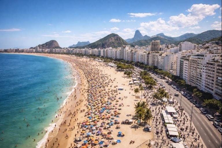 Rio de Janeiro ensolarado em feriado de 2026 com turistas aproveitando a praia de Copacabana.