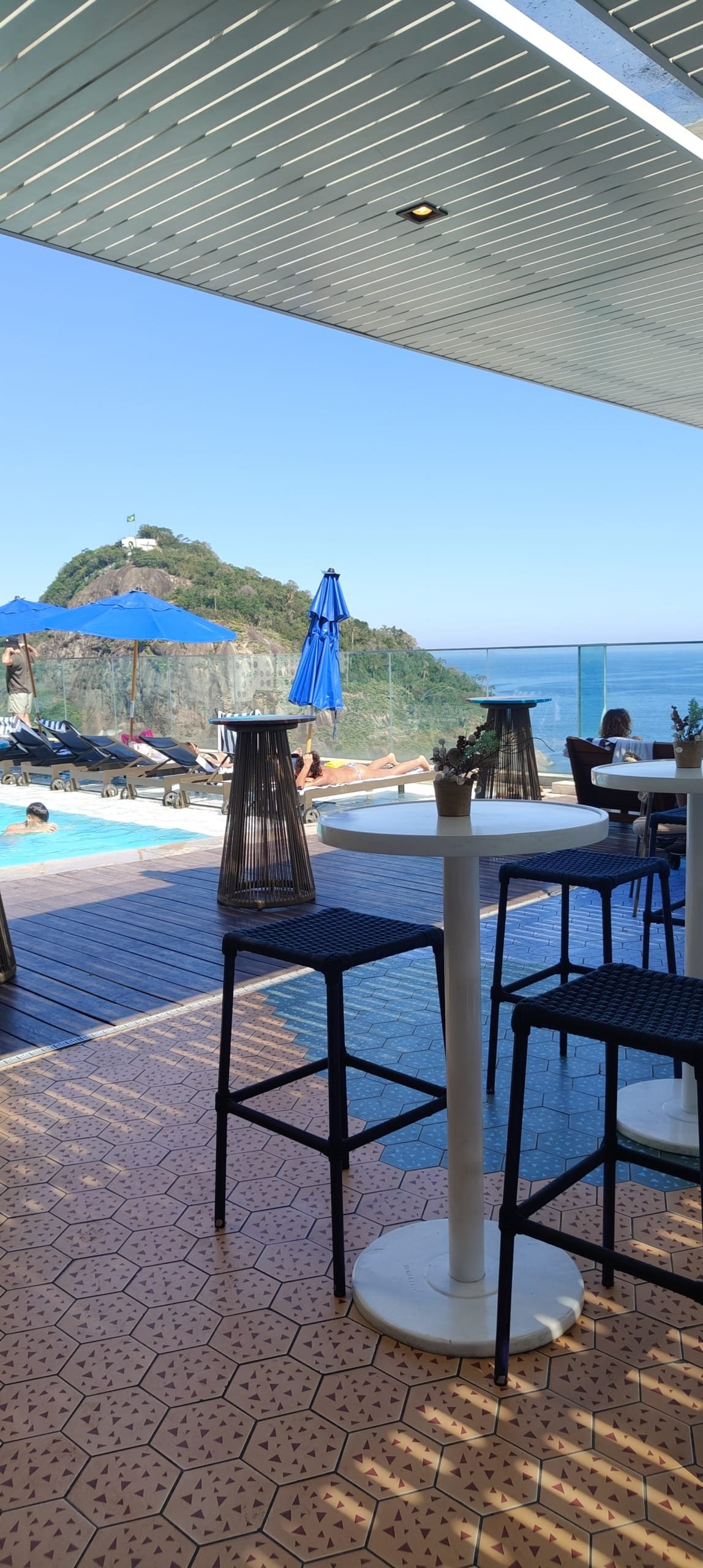 Pool view with mountains in the background on the rooftop of the Novotel Leme