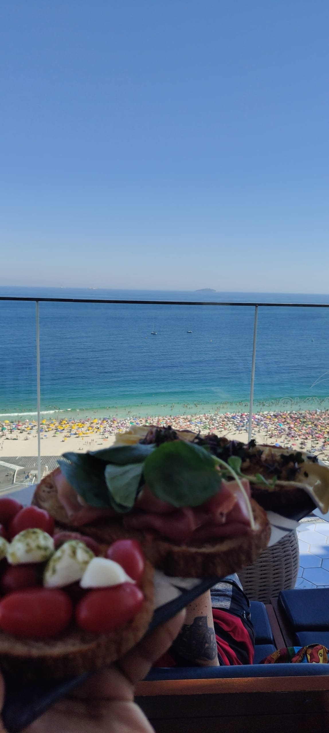 Food with a view of the blue sea of Leme at the SkyLeme Restaurant of the Novotel Leme.